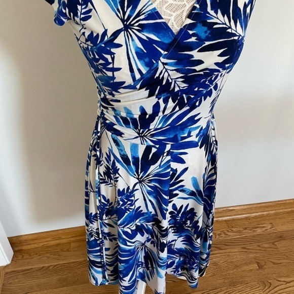 Maggy London Size 8 Blue & White Floral Midi Faux-Wrap Dress - Picture 3 of 8